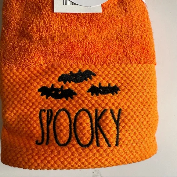 ‼️SOLD‼️ NWT Rae Dunn “Spooky” orange hand towels - Picture 7 of 8
